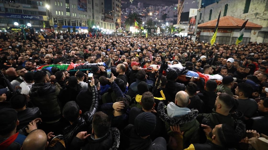 Siyonist İsrail’in katlettiği üç Filistinlinin cenazesinde işgale tepkiler yükseldi