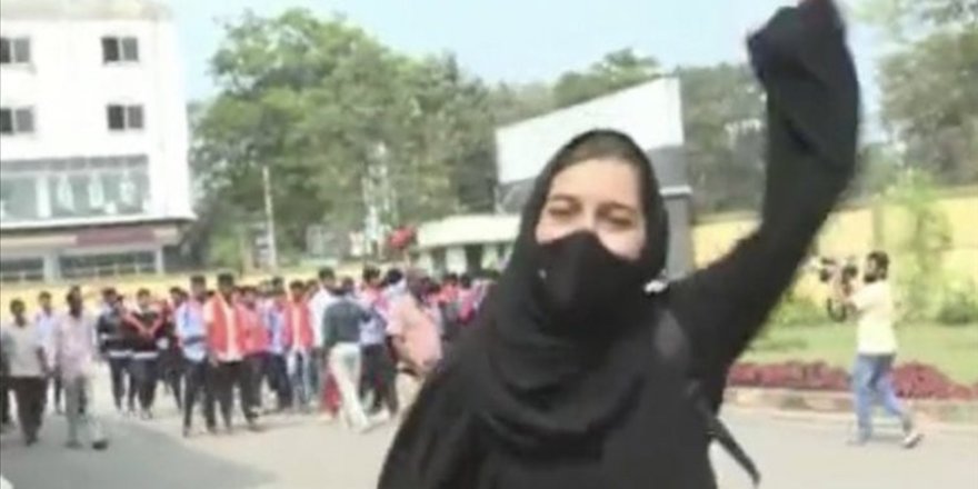 Bangladeşli öğrencilerden Hindistan'da başörtüsü yasağına maruz kalan öğrencilere destek