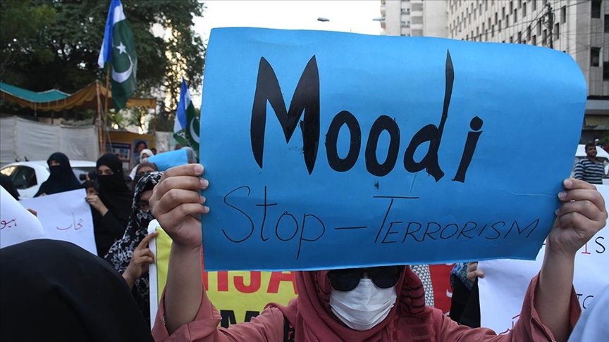 Pakistan'da öğrenciler Hindistan'daki başörtüsü yasağını protesto etti