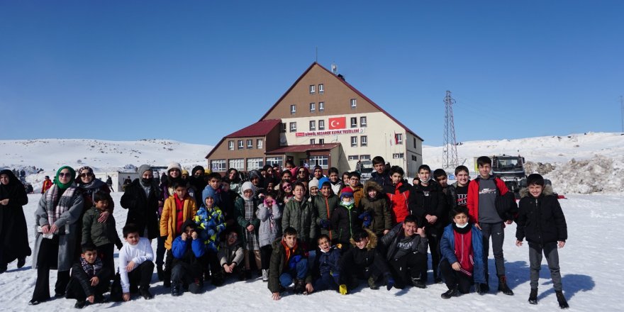 Özgür-Der Bingöl çocukları kayakta buluşturdu