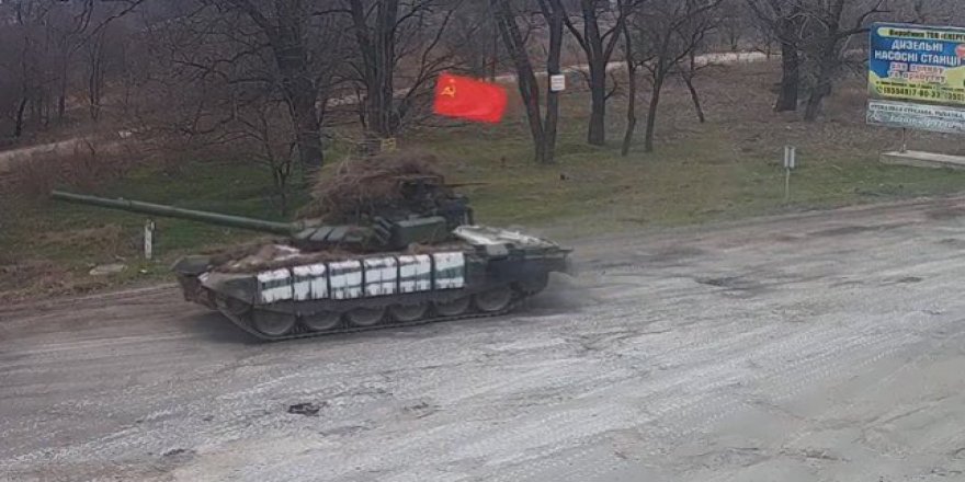 Rus tankları SSCB bayrağı takıp sivil araçları eziyor!