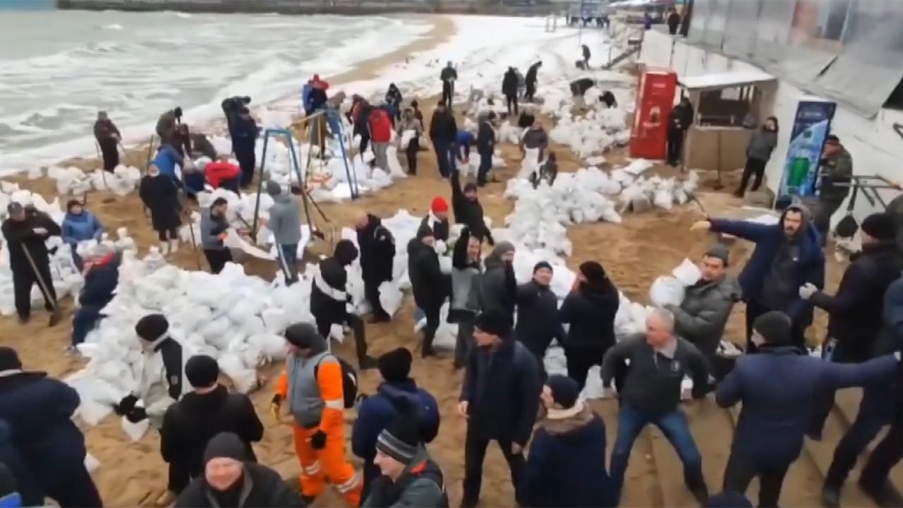Odessa'da halk Rus çıkarmasına karşı sahile barikat kurdu