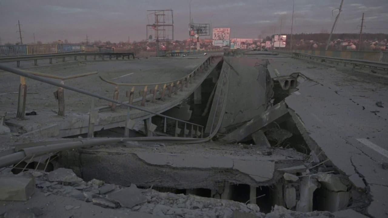 Ukrayna işgalci Rus ordusunun şehre girişini engellemek için köprüleri yıkıyor