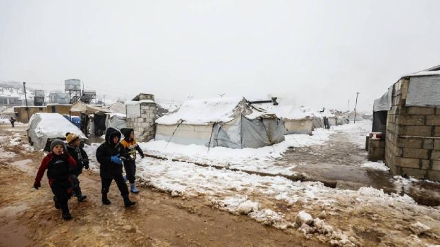İdlib'de kar yağışı kamplarda yaşayanları olumsuz etkiledi
