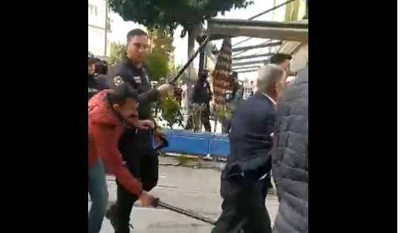 Protesto yürüyüşüne polisten zalimce müdahale