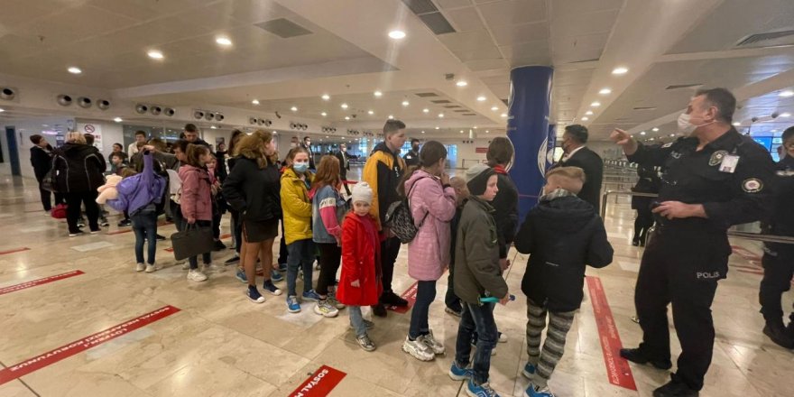 Emine Erdoğan 159 yetim Ukraynalı çocuğu Antalya'ya getirtti