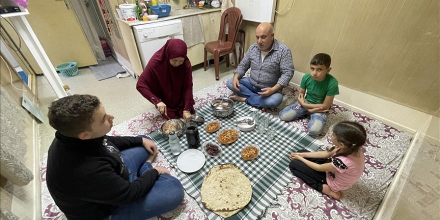 Hatay'daki Suriyeli sığınmacılar ilk iftarlarını konteyner kentte yaptı
