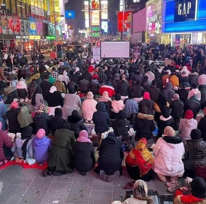 Yüzlerce Müslüman Times Meydanı'nda namaz kıldı