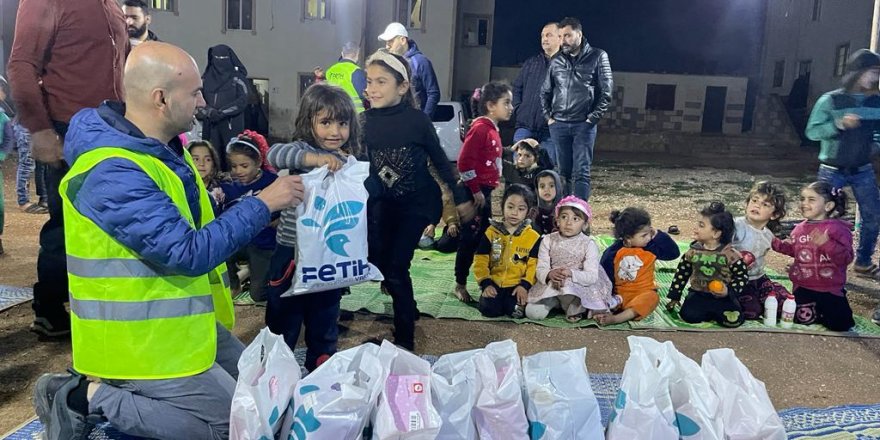 Ankaralı hayırseverler İdlib'de yetimlerle iftar yaptı