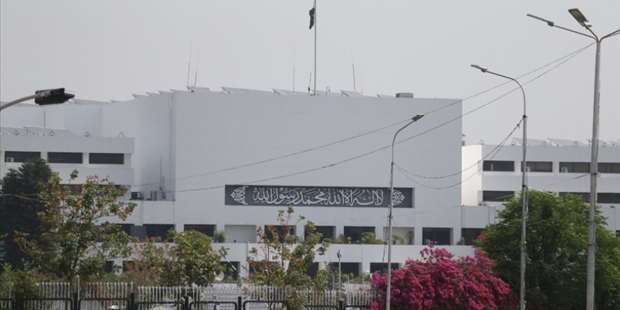 Pakistan'da ülkenin yeni başbakanı yarın mecliste seçilecek