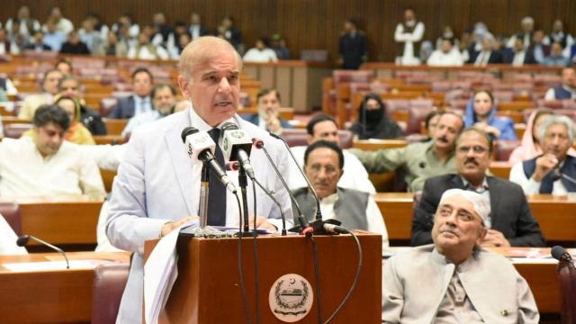 Pakistan Başbakanı Şahbaz Şerif yemin ederek görevine başladı