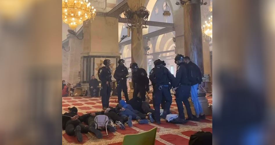 Siyonist İsrail’in vahşi saldırılarına rağmen 50 bin Filistinli Mescid-i Aksa’da toplandı