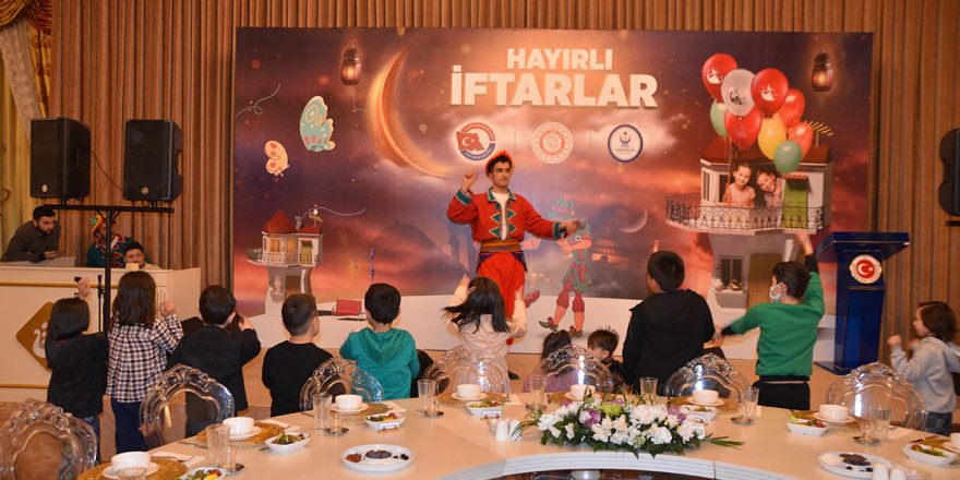 Valilik ve kaymakamlıklar ülke genelinde yetimler için iftar verdi