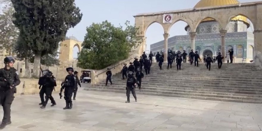 İşgalci İsrail polisi Mescid-i Aksa'ya baskın düzenledi