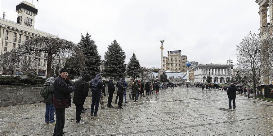 Ukrayna'da "Yılan Adası Direnişi" konulu pulu almak için halk kuyruğa girdi