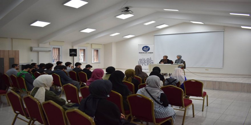 Özgür-Der Üniversite Gençliği kitap forumunda bir araya geldi