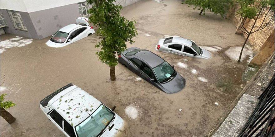 Adıyaman'daki şiddetli yağışta çok sayıda araç sular altında kaldı