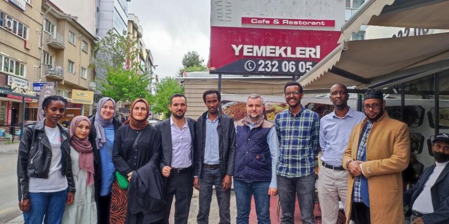 Ankara Özgür-Der mensupları, polis baskısına maruz kalan Somalililerin işyerini ziyaret etti