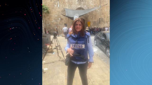 Siyonist İsrail polisi katlettiği gazeteci Ebu Akile'nin taziyesine bile dayanamadı
