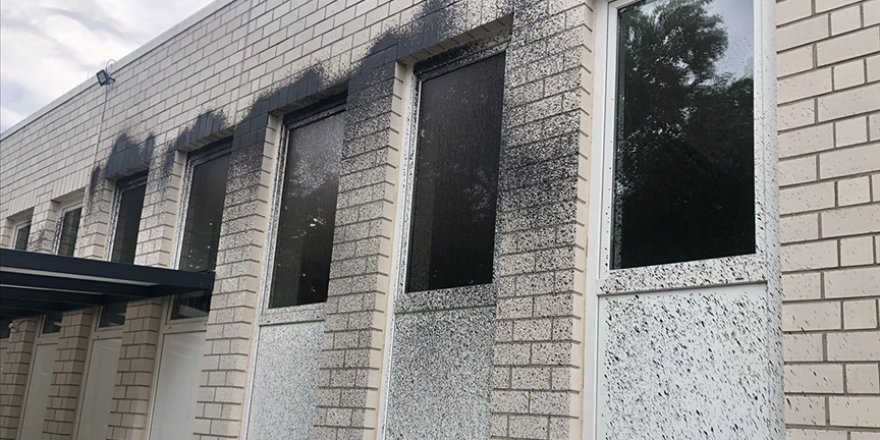 Almanya'da bir caminin duvarları boya torbaları fırlatılarak kirletildi