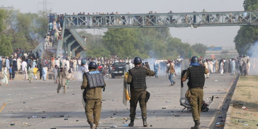 Pakistan'da eski Başbakan Han'ın destekçileri polisle çatıştı