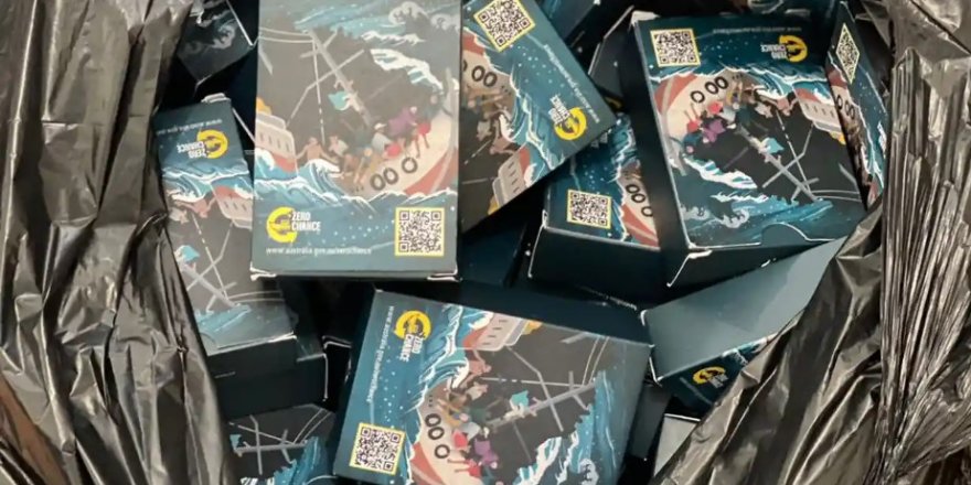 Avustralya, göçmen çocuklara "Sıfır Şans" tehditli oyun kartları dağıtıyor!