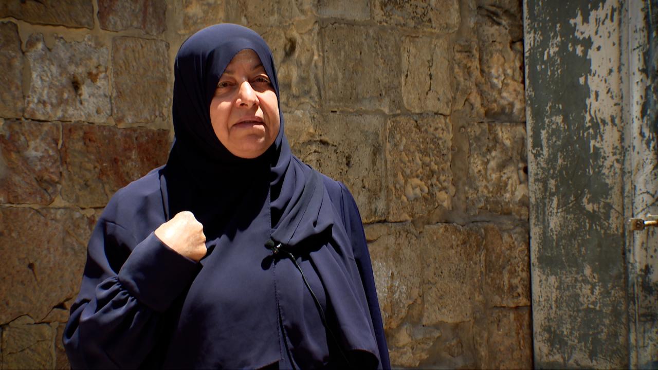 İşgalci Yahudilerin saldırısına uğrayan Filistinli kadın: Bu toprak bizim!