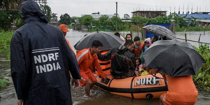 Hindistan ve Bangladeş'te sel ve heyelanlarda 13 kişi hayatını kaybetti