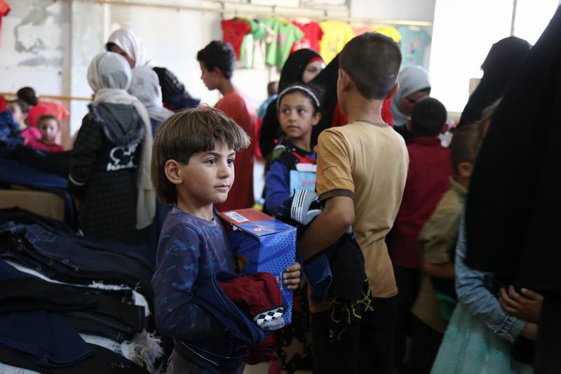 Özgür-Der ve Fetih Vakfı Suriye’de ailelere gıda ve çocuklara bayramlık dağıttı
