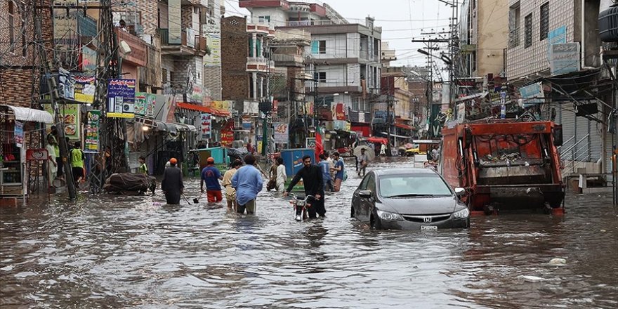 Pakistan'da aşırı yağışlar nedeniyle 10 barajda hasar meydana geldi