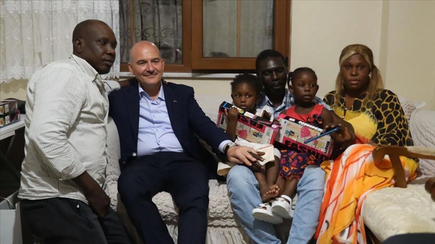 İçişleri Bakanı Soylu'dan ırkçılık mağduru Senegalli aileye ziyaret