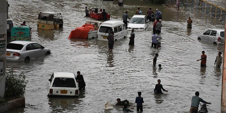 Pakistan'ın Sindh eyaletinde şiddetli yağış ve fırtına nedeniyle 26 kişi öldü