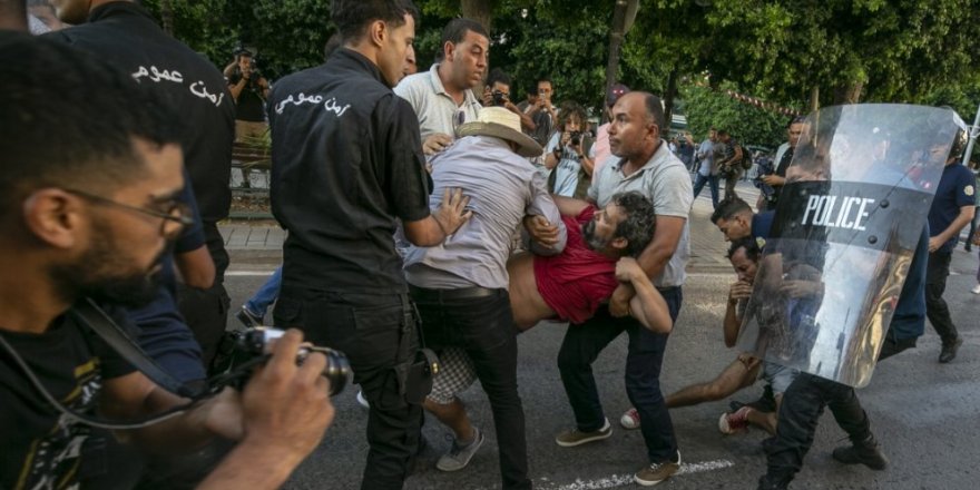 Said'in darbe anayasasına karşı eski destekçisi solcular da sokakta