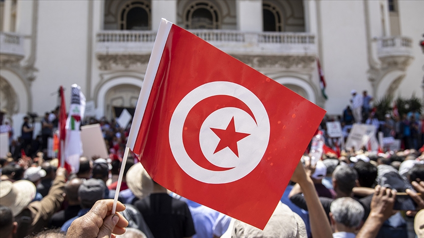 Tunus’ta yeni anayasaya karşı çıkan muhalefet, darbecilerle mücadelede birlik arayışında