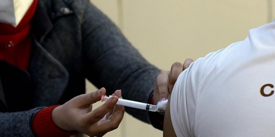 Hindistan'da 39 öğrenciyi tek şırıngayla aşılayan sağlık çalışanı gözaltına alındı