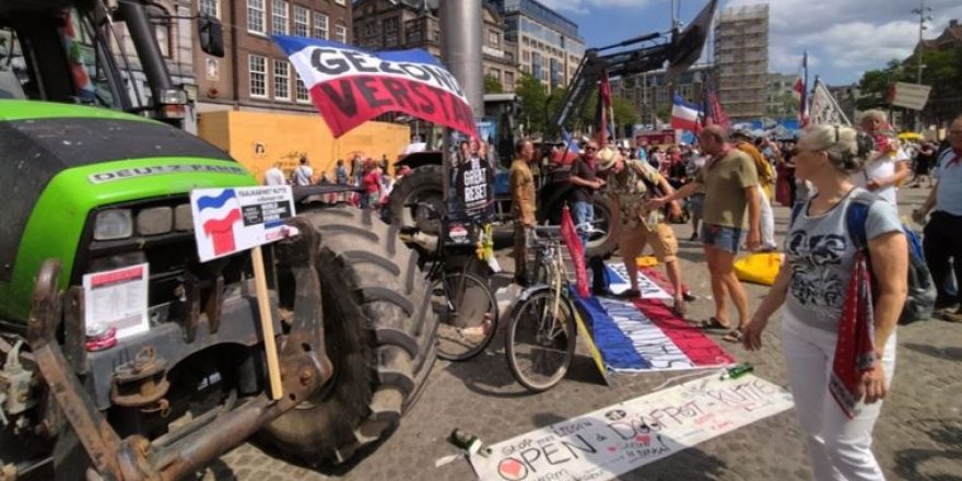 Hollanda'da çiftçi protestolarında 100'den fazla gözaltı