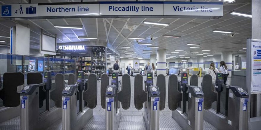 Londra'da metro çalışanları ve otobüs şoförleri greve gitti