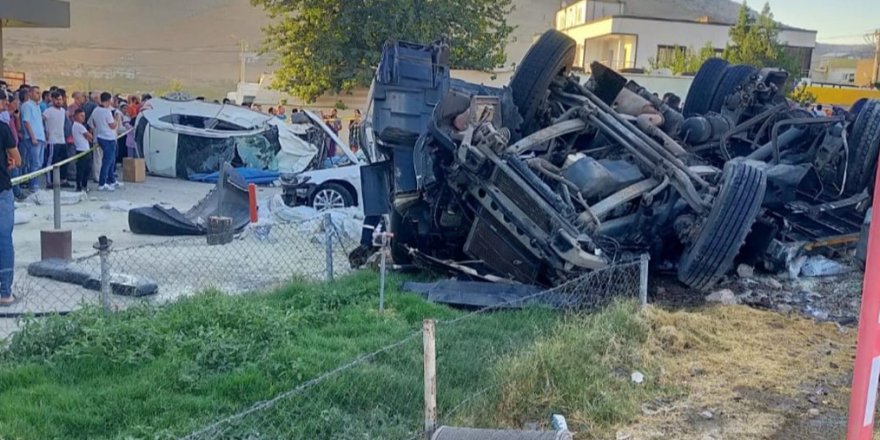 Mardin'de freni boşalan tır kalabalığın arasına daldı: 20 ölü