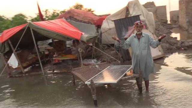 Pakistan'da selzedeler çadır kamplarının zorlu şartlarında yaşam mücadelesi veriyor