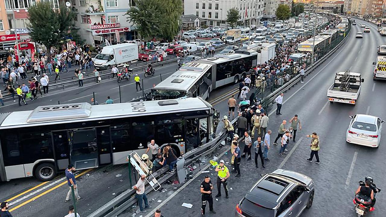 İstanbul'da metrobüs kazası: 99 yaralı var