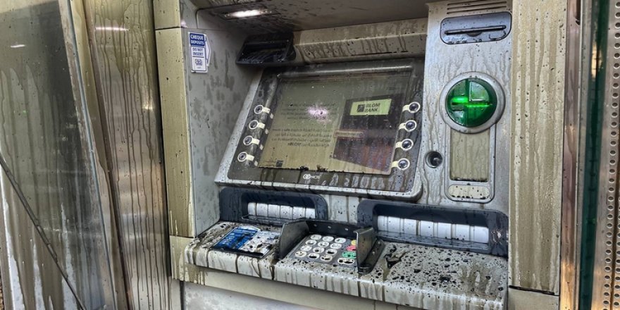 Lübnan’da bankadan paralarını çekemeyen göstericiler, bankayı bastı