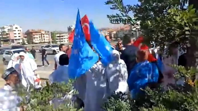 Bari bırakın mazlum Uygurlar zalim Çin’i protesto edebilsinler!