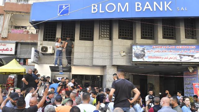 Lübnan'da bankalar mudilerin baskınları nedeniyle yeniden kapandı