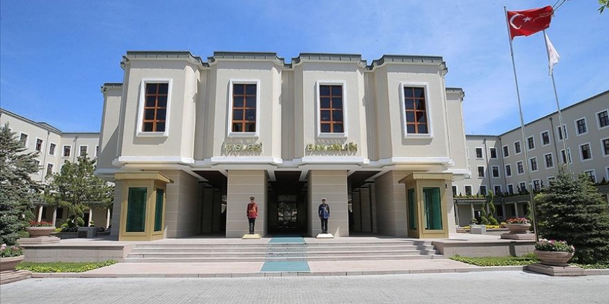 Diyarbakır'da "evlat nöbeti"ndeki ailelerden biri daha evladına kavuştu