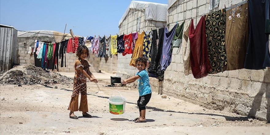İdlib'deki kamplara sığınan siviller kavurucu sıcaklarla mücadele ediyor