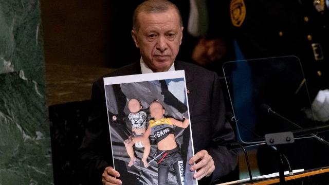 Erdoğan, Asım bebek ve ağabeyinin fotoğrafıyla BM'den dünyaya seslendi