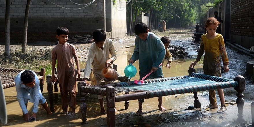 Pakistan'da sel bölgelerinde difteri sebebiyle 10 çocuk öldü