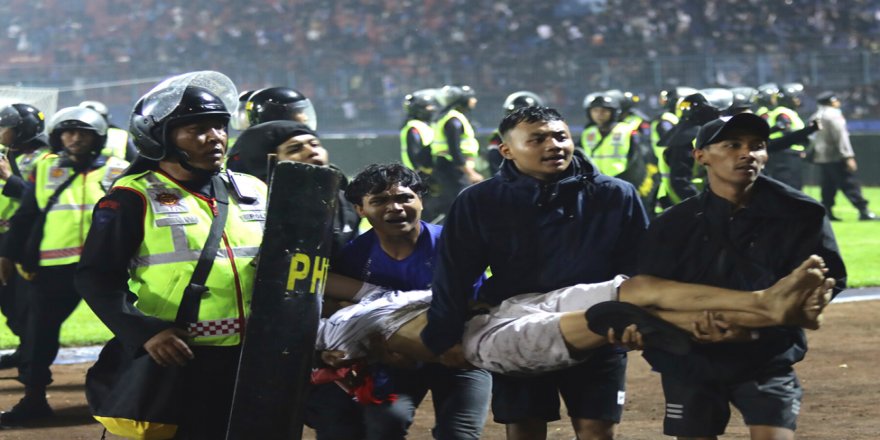 Endonezya’da polis müdahalesi katliama dönüştü