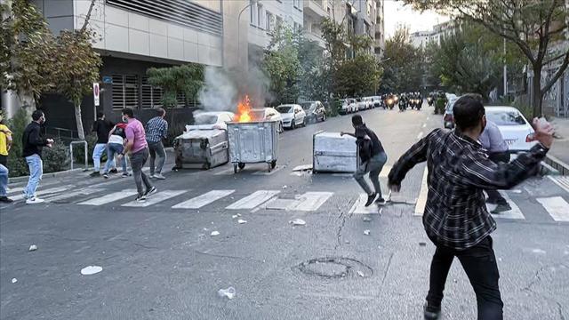 İran üniversitelerinde protesto gösterileri devam ediyor