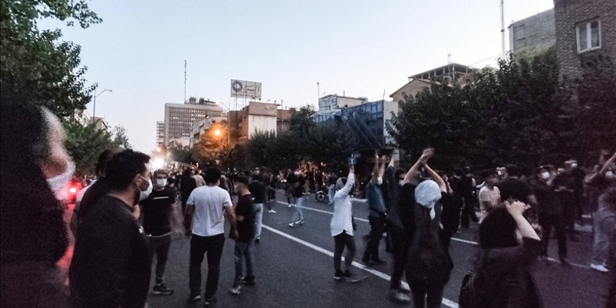 İran'da lise öğrencileri de dersleri boykot edip protesto düzenliyor